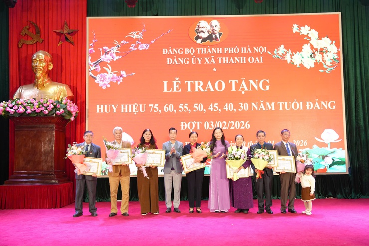 Đảng ủy xã Thanh Oai trao tặng 41 Huy hiệu đảng đợt 3/2/2026- Ảnh 15.