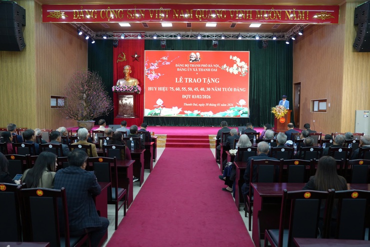 Đảng ủy xã Thanh Oai trao tặng 41 Huy hiệu đảng đợt 3/2/2026- Ảnh 6.