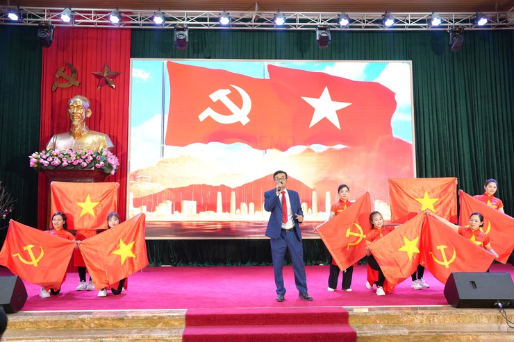 Đảng ủy xã Thanh Oai trao tặng 41 Huy hiệu đảng đợt 3/2/2026- Ảnh 1.