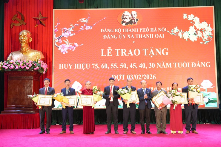 Đảng ủy xã Thanh Oai trao tặng 41 Huy hiệu đảng đợt 3/2/2026- Ảnh 16.