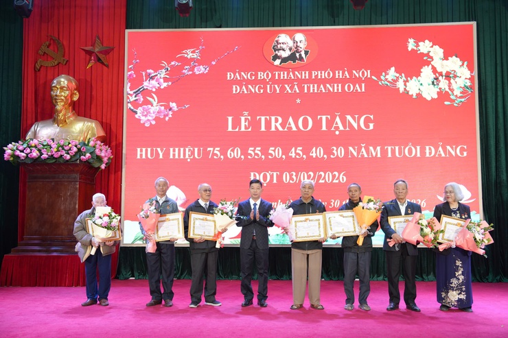 Đảng ủy xã Thanh Oai trao tặng 41 Huy hiệu đảng đợt 3/2/2026- Ảnh 12.