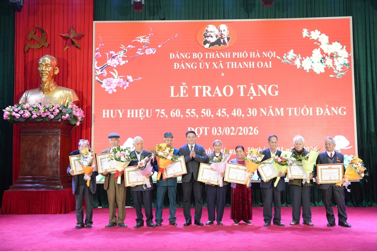 Đảng ủy xã Thanh Oai trao tặng 41 Huy hiệu đảng đợt 3/2/2026- Ảnh 11.