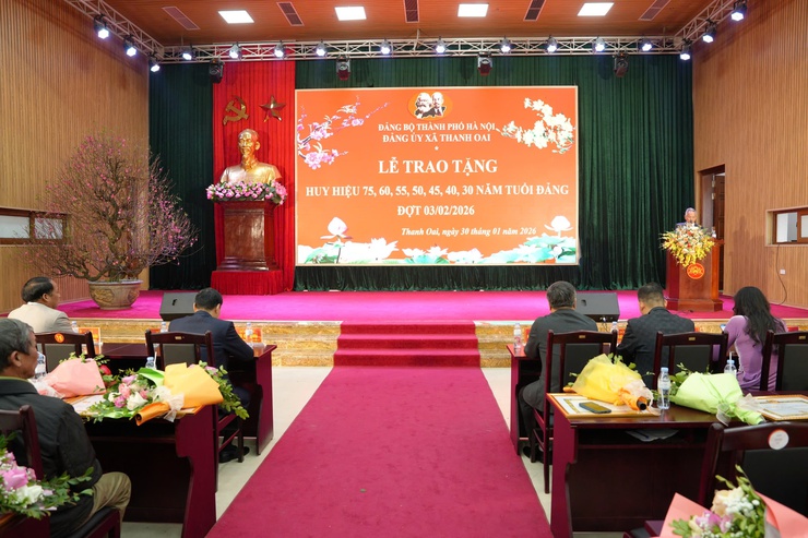 Đảng ủy xã Thanh Oai trao tặng 41 Huy hiệu đảng đợt 3/2/2026- Ảnh 17.