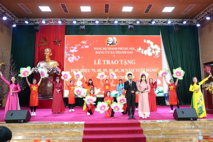 Đảng ủy xã Thanh Oai trao tặng 41 Huy hiệu đảng đợt 3/2/2026- Ảnh 5.