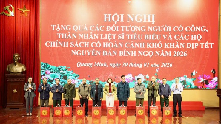 Xã Quang Minh: Trao tặng 100 suất quà đối với người có công với cách mạng, thân nhân liệt sĩ có hoàn cảnh khó khăn nhân dịp Tết Nguyên đán Bính Ngọ năm 2026- Ảnh 4.