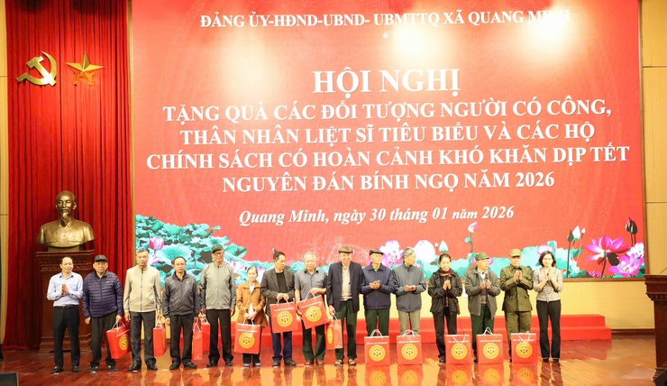 Xã Quang Minh: Trao tặng 100 suất quà đối với người có công với cách mạng, thân nhân liệt sĩ có hoàn cảnh khó khăn nhân dịp Tết Nguyên đán Bính Ngọ năm 2026- Ảnh 3.