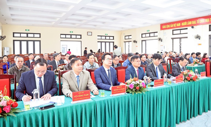 Xuân Mai trao tặng Huy hiệu Đảng đợt 03/2/2026 tới 36 Đảng viên- Ảnh 1.