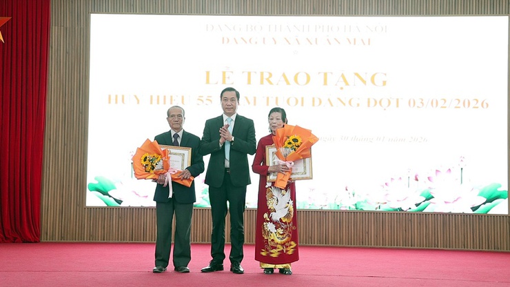 Xuân Mai trao tặng Huy hiệu Đảng đợt 03/2/2026 tới 36 Đảng viên- Ảnh 5.