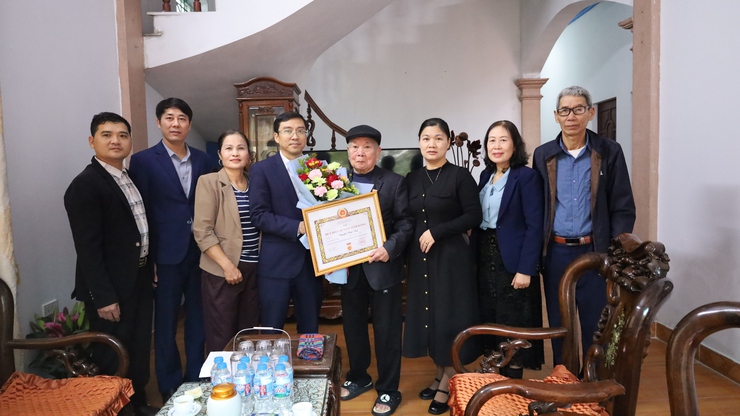 Đồng chí Chu Huy Phương - Phó bí thư Thường trực Đảng ủy trao tặng, truy tặng Huy hiệu 60 năm tuổi Đảng- Ảnh 1.