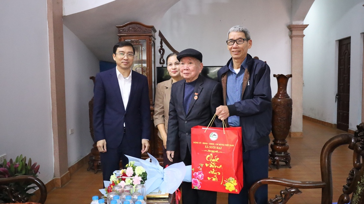 Đồng chí Chu Huy Phương - Phó bí thư Thường trực Đảng ủy trao tặng, truy tặng Huy hiệu 60 năm tuổi Đảng- Ảnh 3.