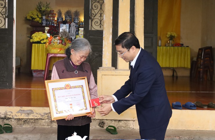 Đồng chí Chu Huy Phương - Phó bí thư Thường trực Đảng ủy trao tặng, truy tặng Huy hiệu 60 năm tuổi Đảng- Ảnh 2.