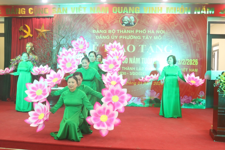 Đảng ủy phường Tây Mỗ trao Huy hiệu Đảng tặng 40 đảng viên đợt 3/2- Ảnh 2.