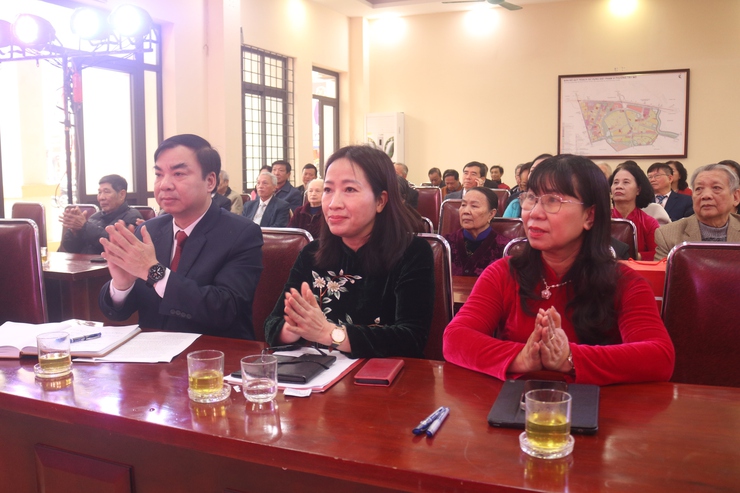 Đảng ủy phường Tây Mỗ trao Huy hiệu Đảng tặng 40 đảng viên đợt 3/2- Ảnh 1.