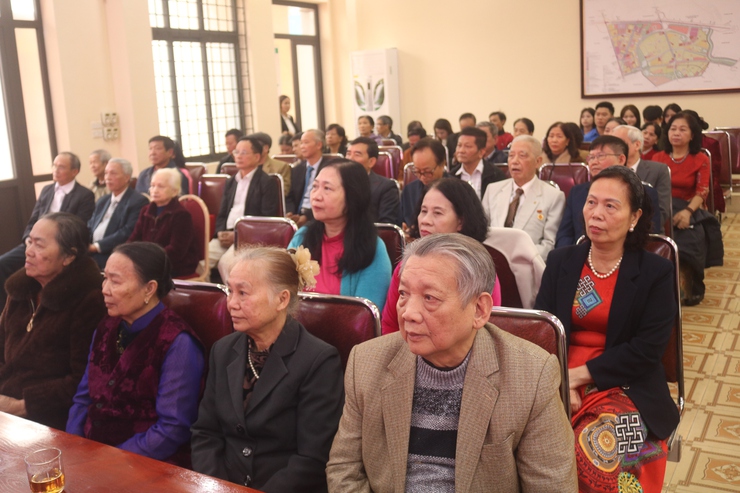 Đảng ủy phường Tây Mỗ trao Huy hiệu Đảng tặng 40 đảng viên đợt 3/2- Ảnh 4.