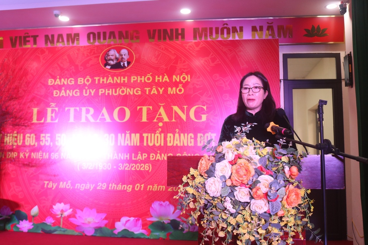 Đảng ủy phường Tây Mỗ trao Huy hiệu Đảng tặng 40 đảng viên đợt 3/2- Ảnh 3.