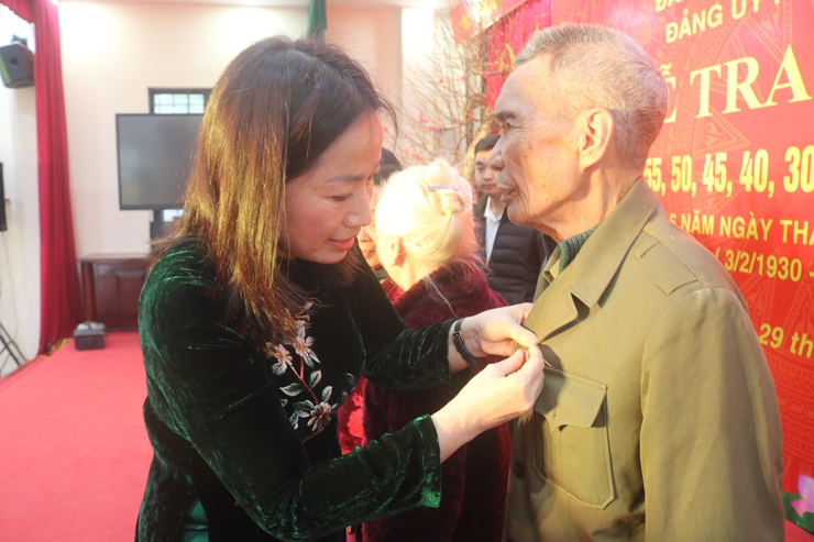 Đảng ủy phường Tây Mỗ trao Huy hiệu Đảng tặng 40 đảng viên đợt 3/2- Ảnh 5.