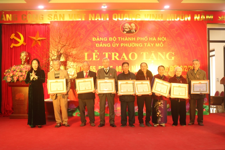 Đảng ủy phường Tây Mỗ trao Huy hiệu Đảng tặng 40 đảng viên đợt 3/2- Ảnh 6.