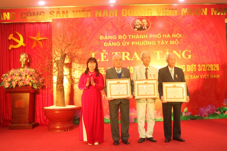 Đảng ủy phường Tây Mỗ trao Huy hiệu Đảng tặng 40 đảng viên đợt 3/2- Ảnh 7.