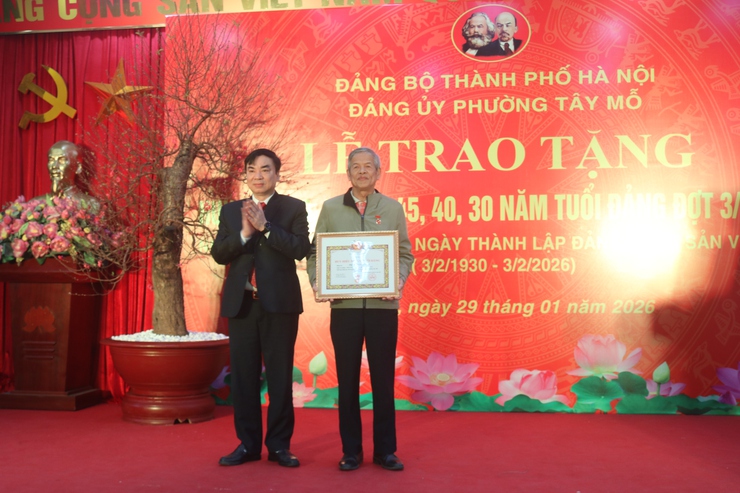 Đảng ủy phường Tây Mỗ trao Huy hiệu Đảng tặng 40 đảng viên đợt 3/2- Ảnh 8.