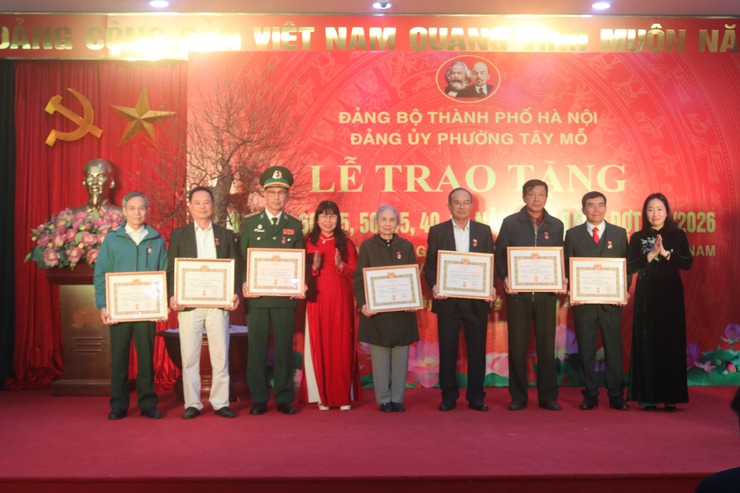 Đảng ủy phường Tây Mỗ trao Huy hiệu Đảng tặng 40 đảng viên đợt 3/2- Ảnh 10.