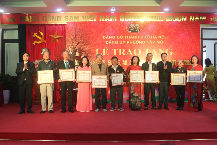 Đảng ủy phường Tây Mỗ trao Huy hiệu Đảng tặng 40 đảng viên đợt 3/2- Ảnh 9.