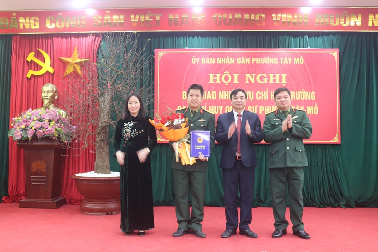 Phường Tây Mỗ bàn giao chức trách, nhiệm vụ Chỉ huy trưởng Ban Chỉ huy Quân sự phường
- Ảnh 2.