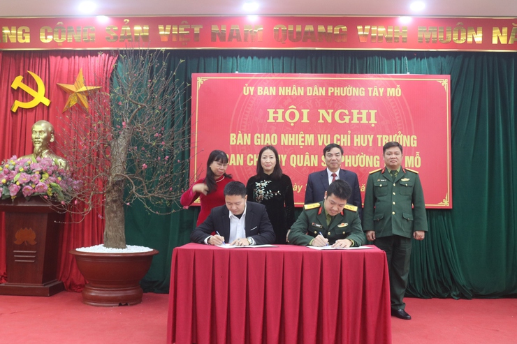 Phường Tây Mỗ bàn giao chức trách, nhiệm vụ Chỉ huy trưởng Ban Chỉ huy Quân sự phường
- Ảnh 4.