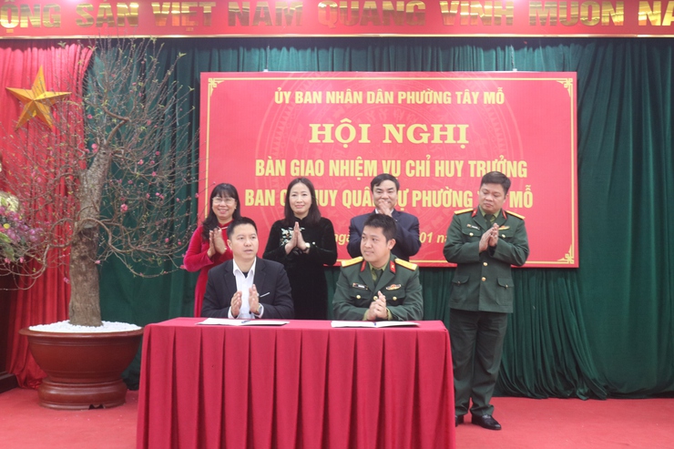 Phường Tây Mỗ bàn giao chức trách, nhiệm vụ Chỉ huy trưởng Ban Chỉ huy Quân sự phường
- Ảnh 5.