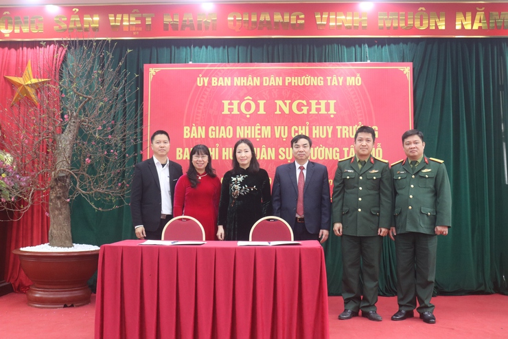 Phường Tây Mỗ bàn giao chức trách, nhiệm vụ Chỉ huy trưởng Ban Chỉ huy Quân sự phường
- Ảnh 6.