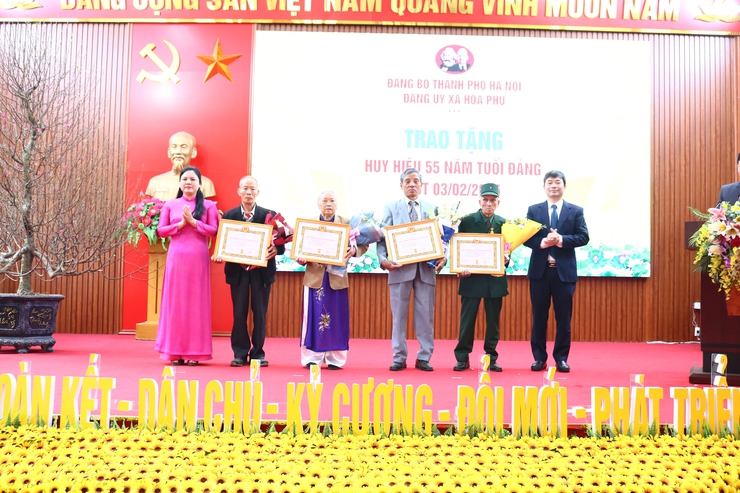 Đảng ủy xã Hòa Phú: Tổ chức Lễ trao Huy hiệu Đảng đợt 3/2/2026- Ảnh 4.