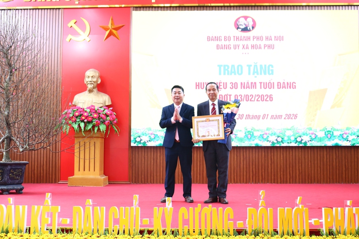 Đảng ủy xã Hòa Phú: Tổ chức Lễ trao Huy hiệu Đảng đợt 3/2/2026- Ảnh 7.