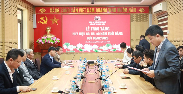 Đảng ủy xã Minh Châu tổ chức Lễ trao tặng Huy hiệu Đảng đợt 03/2/2026 cho các Đảng viên được tuổi tròn – Tôn vinh những cống hiên bền bỉ- Ảnh 3.