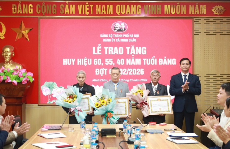 Đảng ủy xã Minh Châu tổ chức Lễ trao tặng Huy hiệu Đảng đợt 03/2/2026 cho các Đảng viên được tuổi tròn – Tôn vinh những cống hiên bền bỉ- Ảnh 4.