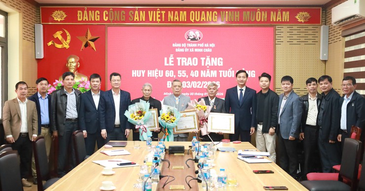 Đảng ủy xã Minh Châu tổ chức Lễ trao tặng Huy hiệu Đảng đợt 03/2/2026 cho các Đảng viên được tuổi tròn – Tôn vinh những cống hiên bền bỉ- Ảnh 5.