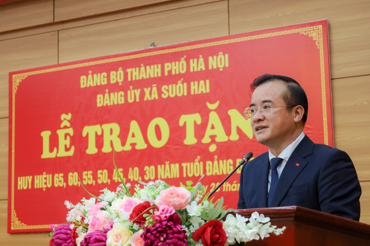 Đảng ủy xã Suối Hai long trọng tổ chức Lễ trao tặng Huy hiệu Đảng đợt 3/2- Ảnh 1.