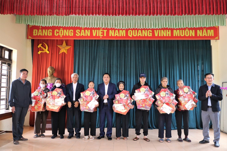 Xã Mê Linh tặng quà cho các gia đình chính sách, người có công, người có hoàn cảnh khó khăn nhân dịp Tết Nguyên đán Bính Ngọ 2026- Ảnh 5.