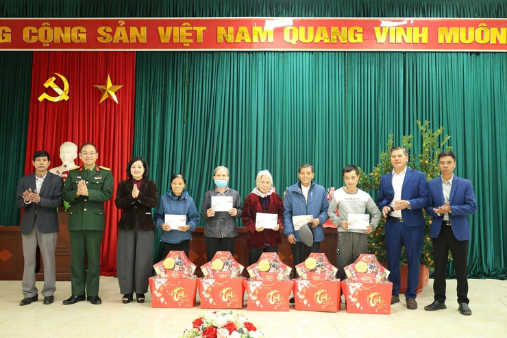 Xã Mê Linh tặng quà cho các gia đình chính sách, người có công, người có hoàn cảnh khó khăn nhân dịp Tết Nguyên đán Bính Ngọ 2026- Ảnh 4.