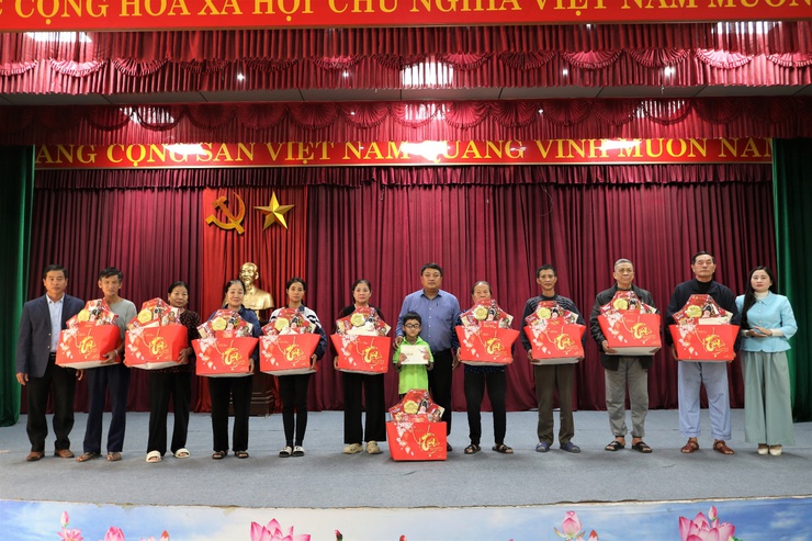 Xã Mê Linh tặng quà cho các gia đình chính sách, người có công, người có hoàn cảnh khó khăn nhân dịp Tết Nguyên đán Bính Ngọ 2026- Ảnh 7.