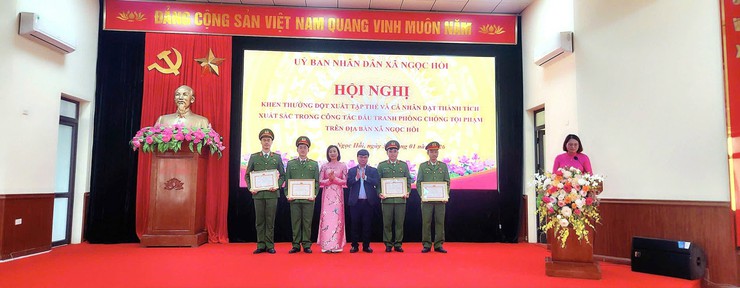XÃ NGỌC HỒI KHEN THƯỞNG ĐỘT XUẤT TẬP THỂ, CÁ NHÂN CÓ THÀNH TÍCH XUẤT SẮC TRONG CÔNG TÁC ĐẤU TRANH PHÒNG, CHỐNG TỘI PHẠM- Ảnh 2.