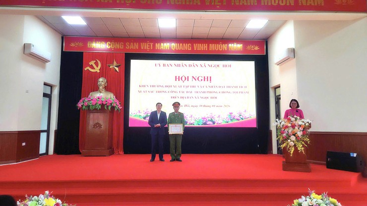 XÃ NGỌC HỒI KHEN THƯỞNG ĐỘT XUẤT TẬP THỂ, CÁ NHÂN CÓ THÀNH TÍCH XUẤT SẮC TRONG CÔNG TÁC ĐẤU TRANH PHÒNG, CHỐNG TỘI PHẠM- Ảnh 1.