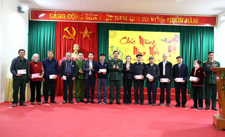 Đồng chí Trung tướng Trương Mạnh Dũng, Tư lệnh Quân khu 1 thăm và tặng quà Tết các gia đình chính sách tại phường Kiến Hưng- Ảnh 1.