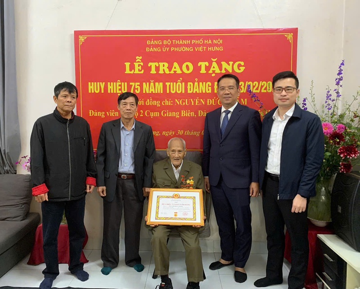 Đảng ủy phường Việt Hưng trao tặng Huy hiệu 75 năm và 70 năm tuổi Đảng tại gia đình các Đảng viên lão thành.- Ảnh 4.