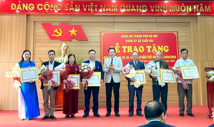 Đảng ủy xã Suối Hai long trọng tổ chức Lễ trao tặng Huy hiệu Đảng đợt 3/2- Ảnh 5.