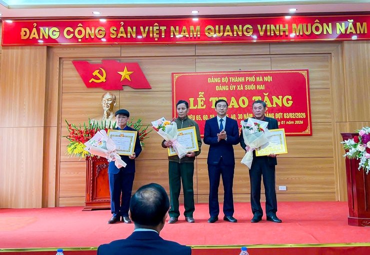 Đảng ủy xã Suối Hai long trọng tổ chức Lễ trao tặng Huy hiệu Đảng đợt 3/2- Ảnh 4.