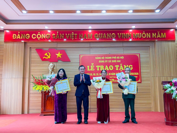 Đảng ủy xã Suối Hai long trọng tổ chức Lễ trao tặng Huy hiệu Đảng đợt 3/2- Ảnh 2.