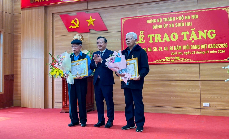 Đảng ủy xã Suối Hai long trọng tổ chức Lễ trao tặng Huy hiệu Đảng đợt 3/2- Ảnh 3.