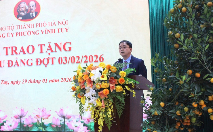 Phường Vĩnh Tuy: Trao Huy hiệu Đảng, tiếp nối truyền thống vẻ vang của Đảng qua các thế hệ- Ảnh 1.