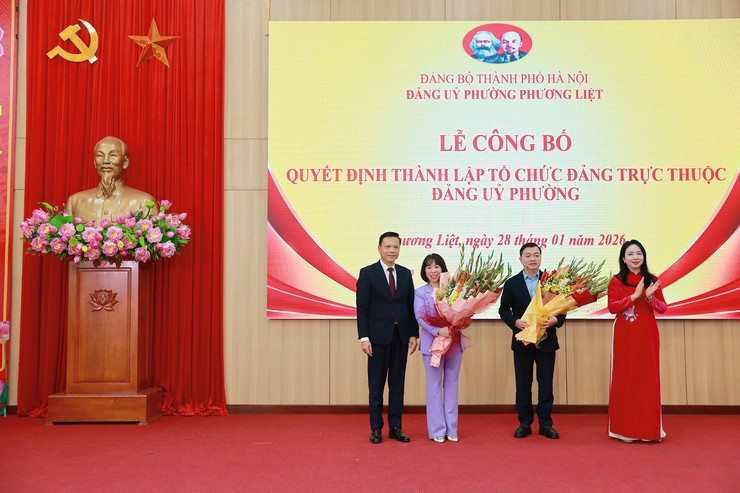 Đảng ủy phường Phương Liệt tổ chức Lễ công bố Quyết định thành lập Chi bộ Công ty Cổ phần Đầu tư xây dựng và Thiết bị giáo dục, Chi bộ Công ty Cổ phần Thương mại và Vận tải biển New Sun- Ảnh 1.