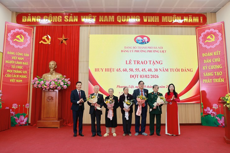 Phương Liệt tổ chức Lễ trao tặng Huy hiệu Đảng đợt 03/02/2026- Ảnh 3.