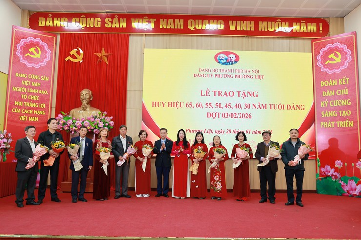 Phương Liệt tổ chức Lễ trao tặng Huy hiệu Đảng đợt 03/02/2026- Ảnh 4.